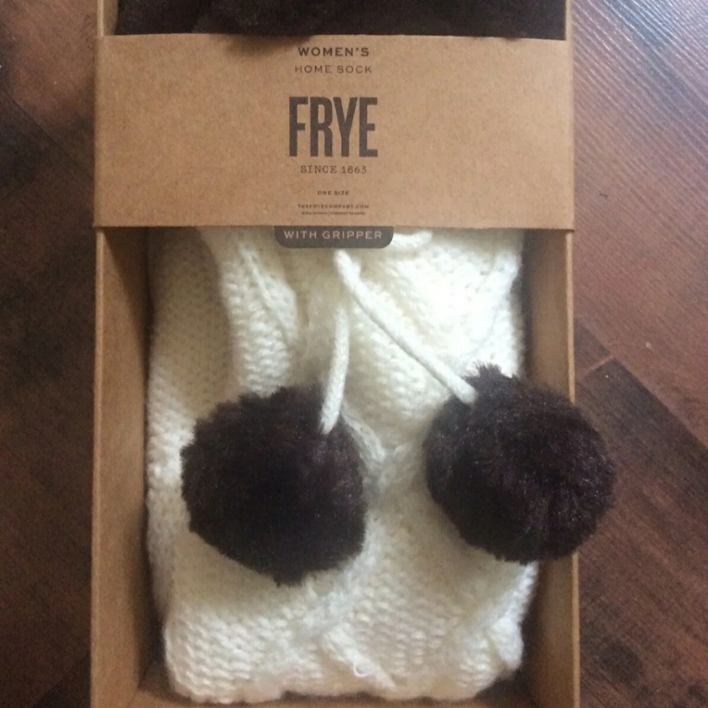 Frye Women's Cable Knit Home Socks with Gripper One Size Ivory New in Box!.